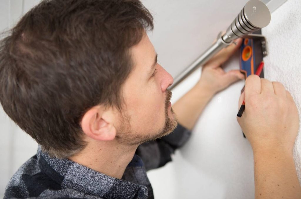 services de handyman ouvrier installant la tringle de rideau de fenetre 2e9hw08 transformed